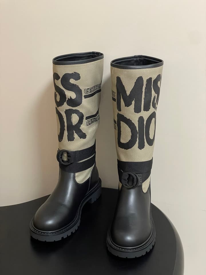 Dior D-Major Graffiti Mid-Tube Combat Boots – Autumn/Winter Collection in Black With White Graffiti