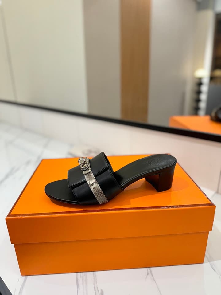Hermès Classic Smooth Cowhide Heeled Sandals in Beige