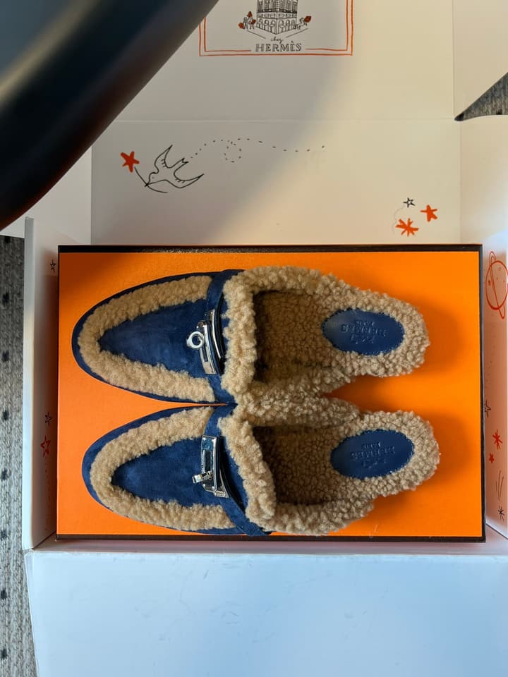Hermès Leather Mules – 25FW in Black With White Fur