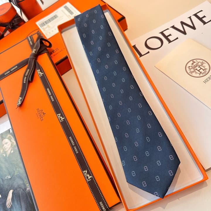 Hermès Men's Winter Anchor Chain Silk Tie – New Collection in Black