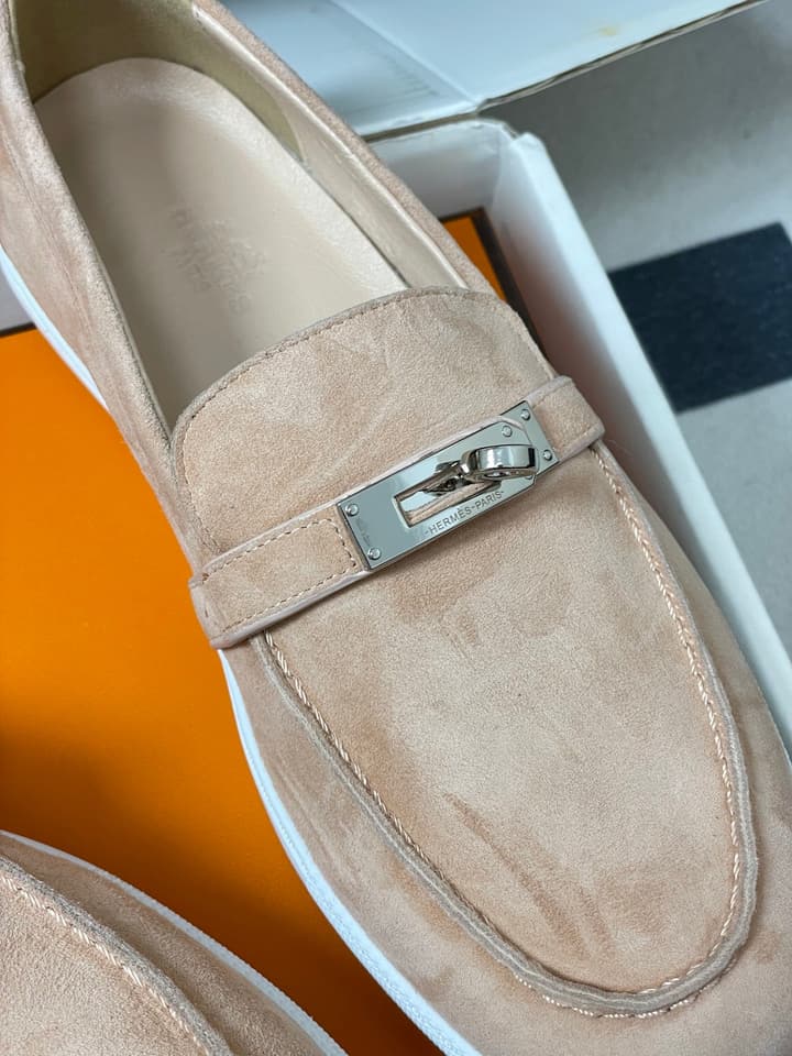 Hermès Mind Suede Kelly Buckle Loafers – 26S Spring/Summer Collection in Beige Suede