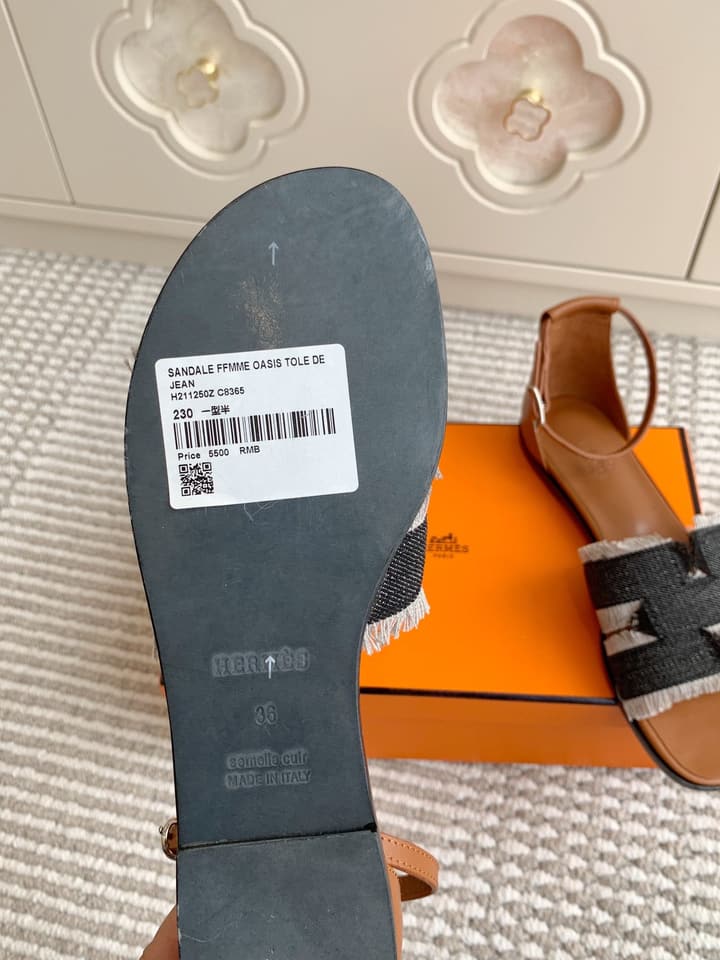Hermès Santorini Classic H Flat Sandals in Taupe
