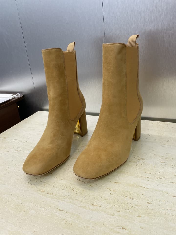 Dior D-Art Chunky Heel Chelsea Ankle Boots – 2025FW in Black Suede
