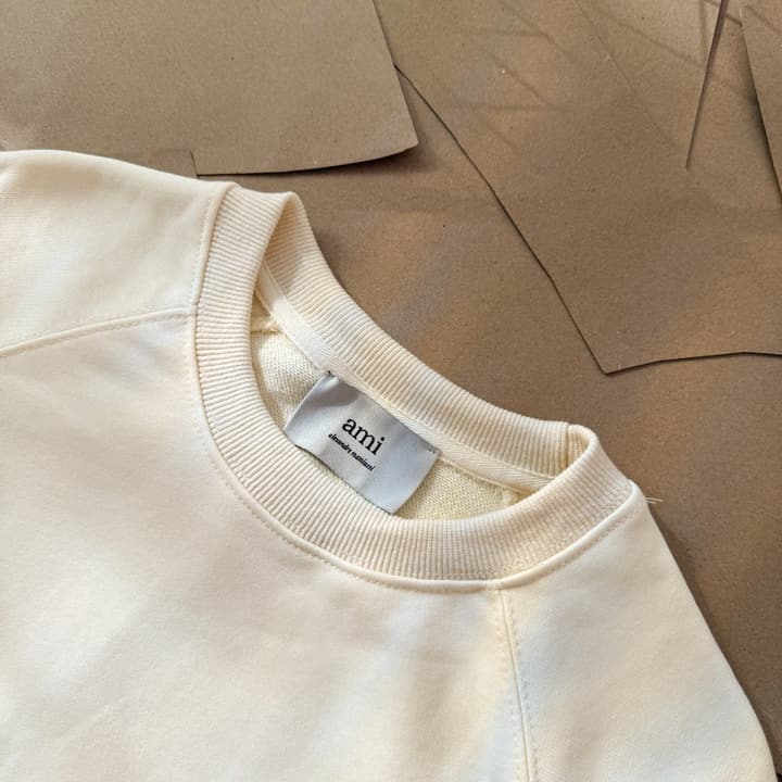 AMI Paris Ami de Coeur Raglan Crewneck Sweatshirt – 25FW in Apricot With Clear Heart