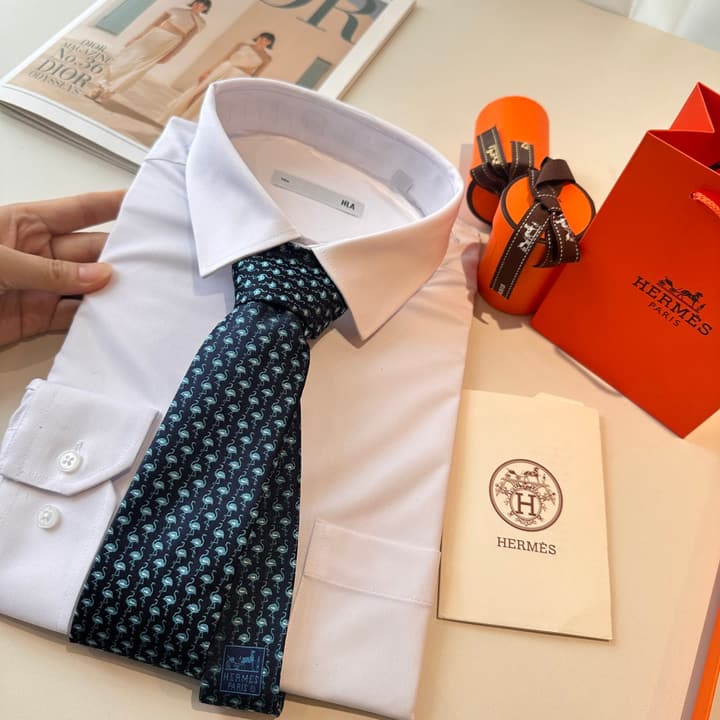 Hermès Animal Series Men's Silk Tie in Blue With Pink Pattern