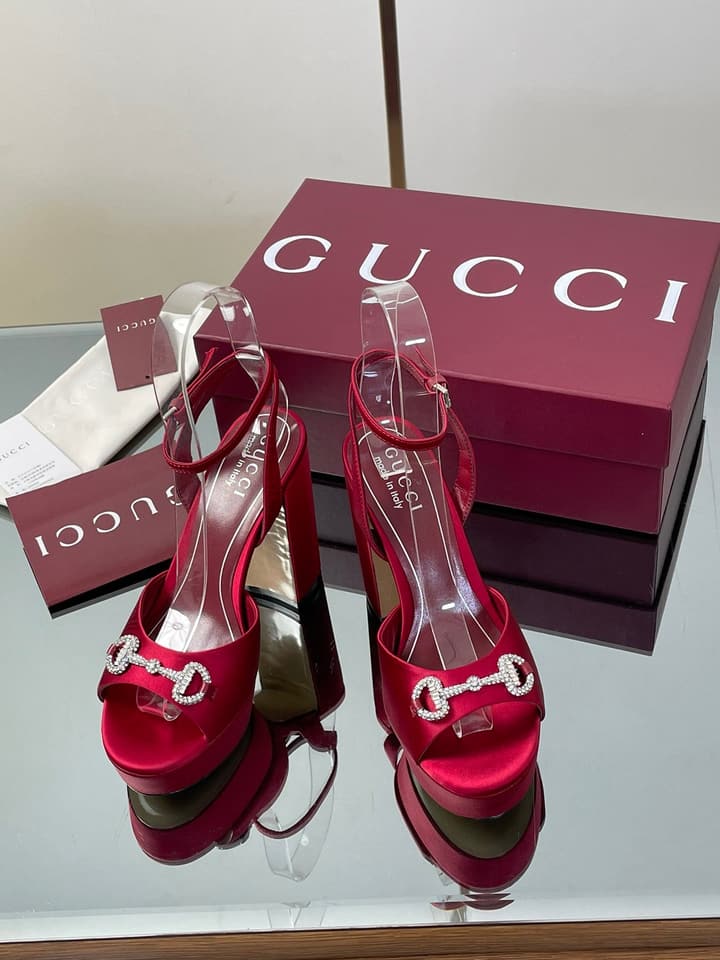 Gucci Platform Rhinestone Horsebit Sandals – Spring/Summer Collection – 2025 in Black Patent