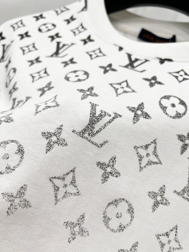 Louis Vuitton Gradient Monogram T-Shirt – 2025 Summer Collection in Black Bottom Gradient Monogram