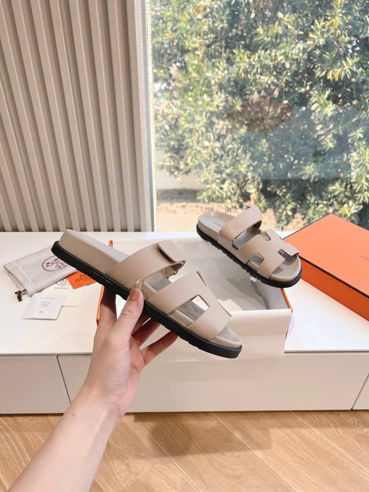Hermès Pig Nose Thong Sandals – 2024 Spring/Summer Collection in Black