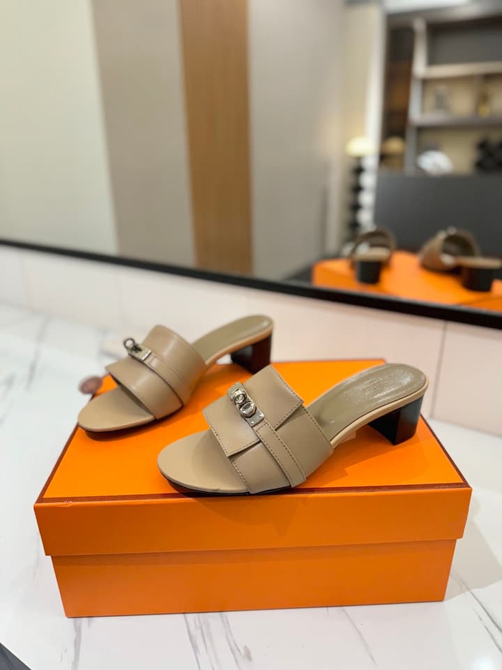 Hermès Classic Smooth Cowhide Heeled Sandals in Beige