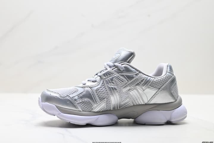 Onitsuka Tiger ULTI RS TIGRUN Low-Top Sneakers in Metallic Silver And White