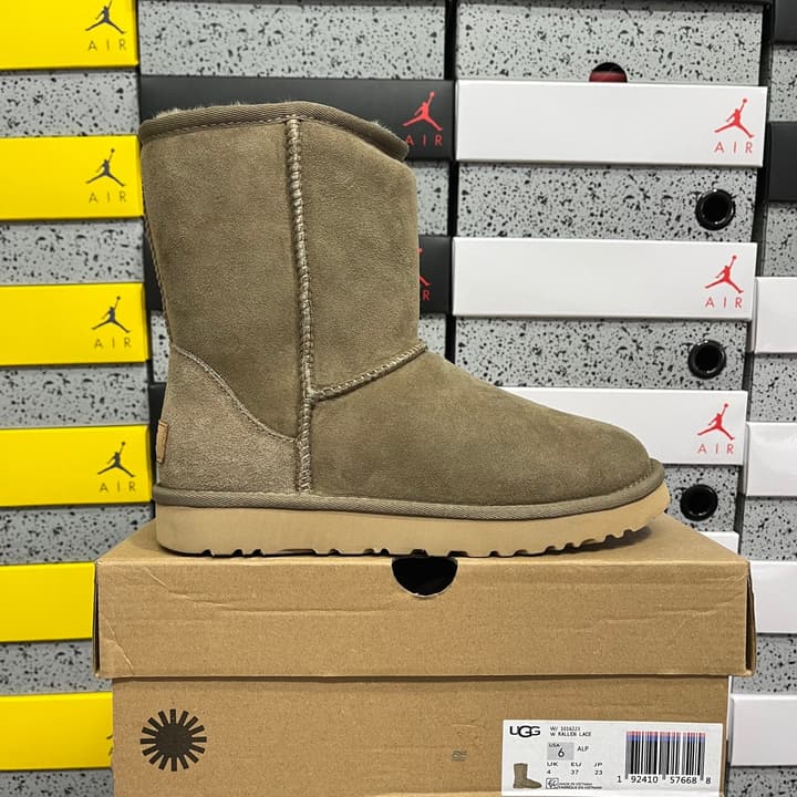 UGG Thick-Soled Low-Cut Fur-Lined Snow Boots in All Black Mini