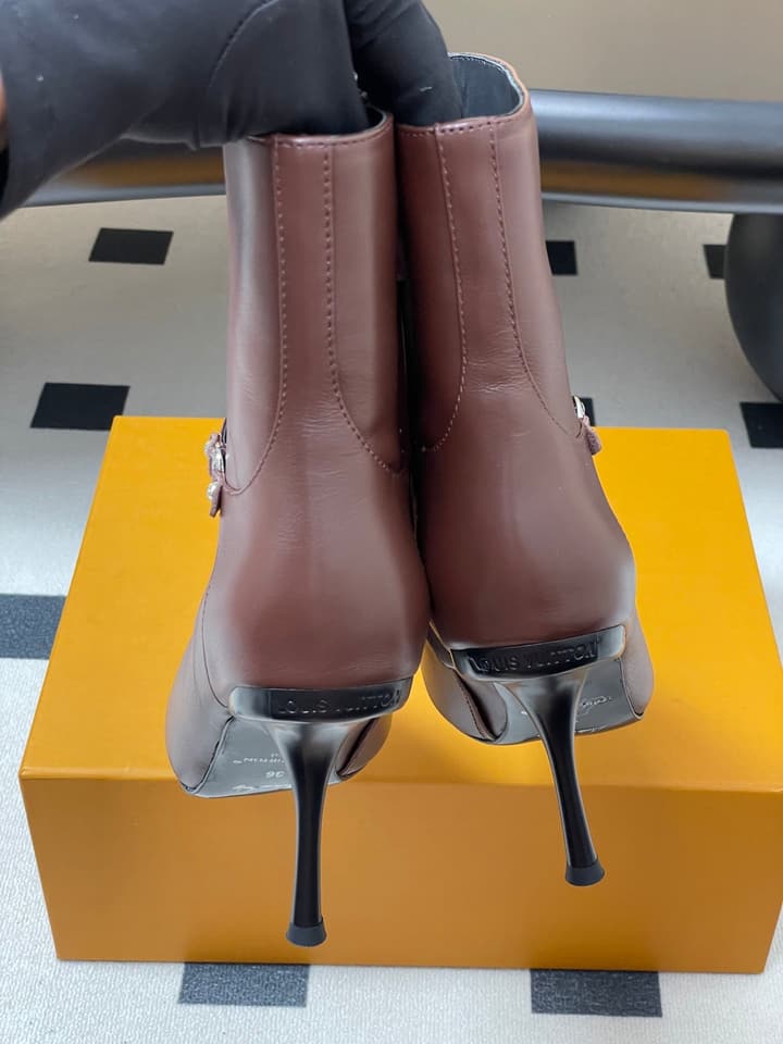 Louis Vuitton Legacy Pointed-Toe Ankle Boots – 25SS