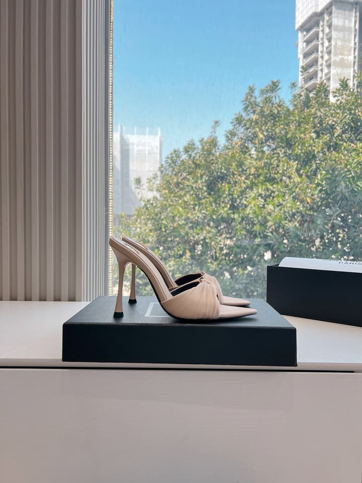 Saint Laurent Lee Metal Chain Pointed-Toe Pumps in Black Satin
