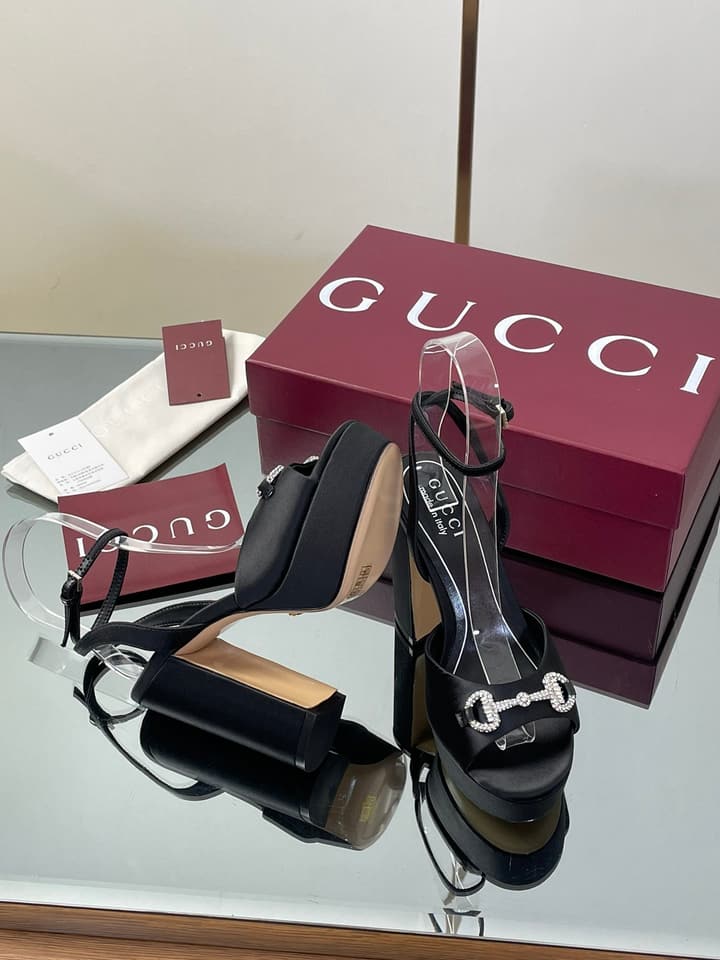 Gucci Platform Rhinestone Horsebit Sandals – Spring/Summer Collection – 2025 in Black Patent