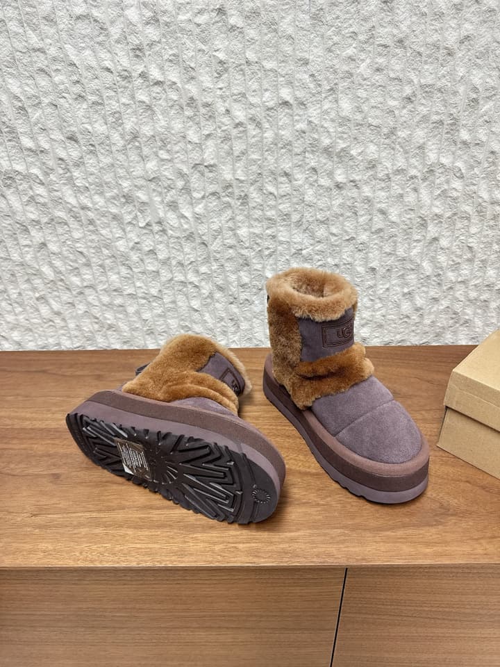 UGG Closed-Toe Fur-Lined Slippers – Autumn/Winter Collection in Black