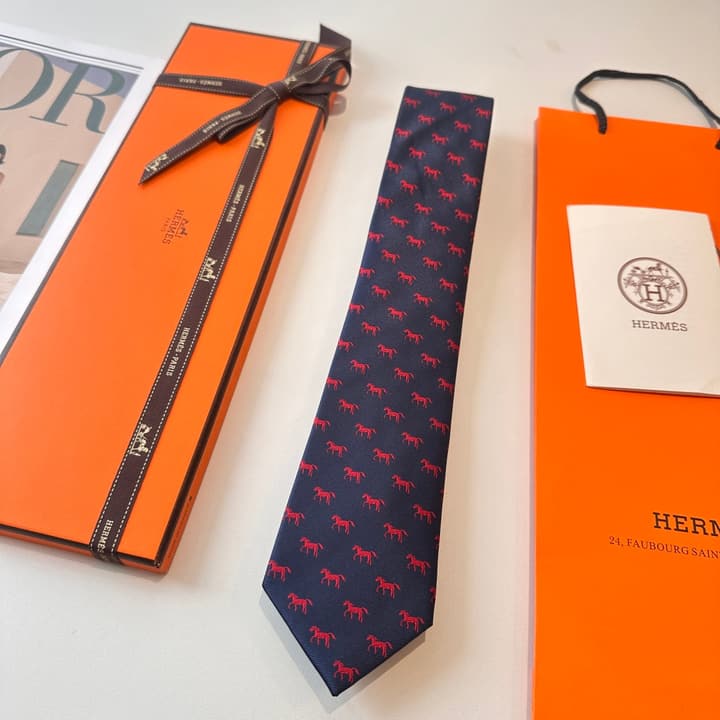 Hermès Animal Series Men's Silk Tie in Blue With Pink Pattern