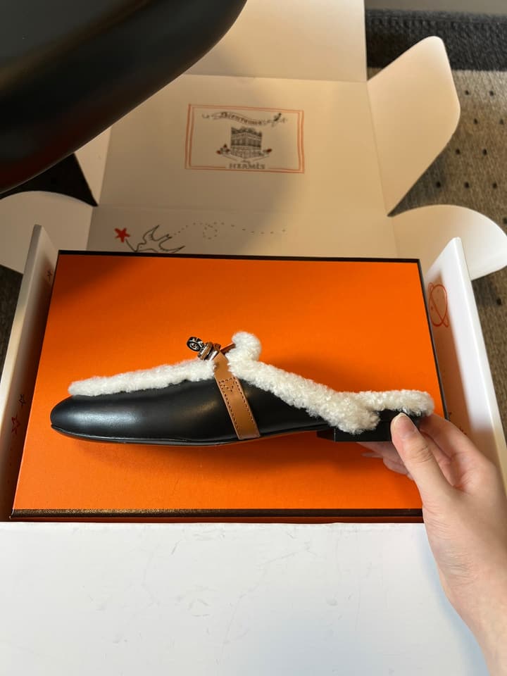 Hermès Leather Mules – 25FW in Black With White Fur