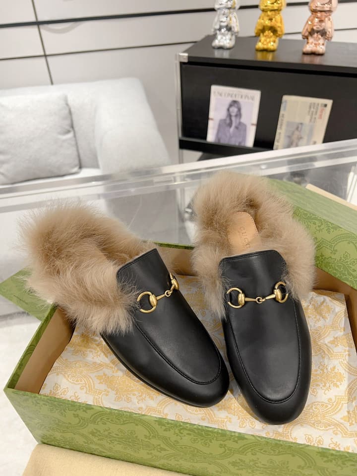 Gucci Toscana Wool Loafers – Autumn/Winter Must-Have in Black Leather With Tan Fur