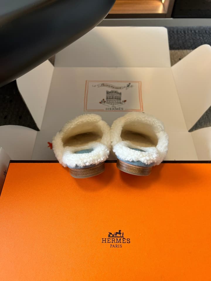 Hermès Leather Mules – 25FW in Black With White Fur