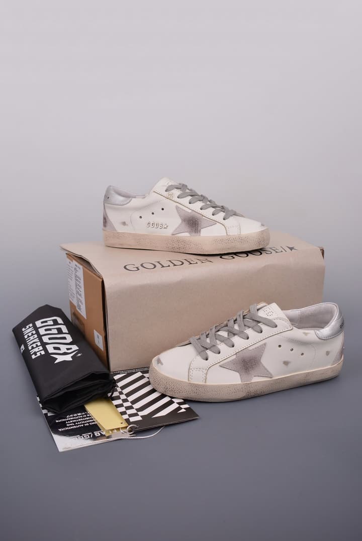 Golden Goose Super Star Distressed Sneakers – 2023 Collection in White With Navy Heel