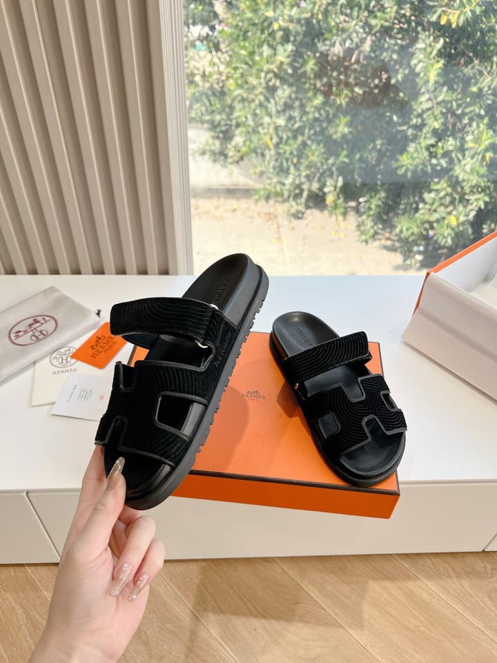 Hermès Pig Nose Thong Sandals – 2024 Spring/Summer Collection in Black