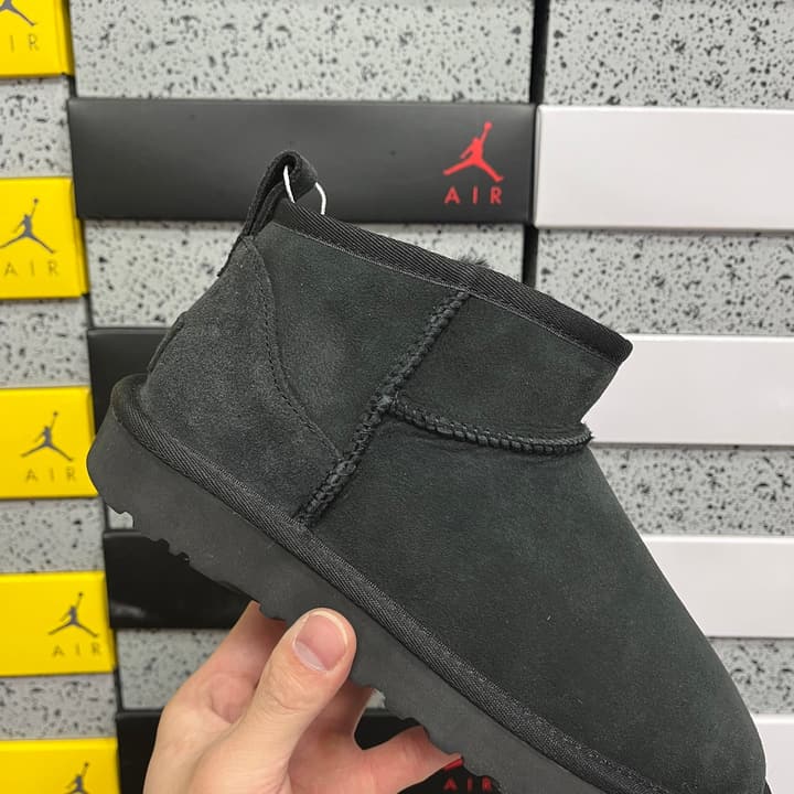 UGG Thick-Soled Low-Cut Fur-Lined Snow Boots in All Black Mini