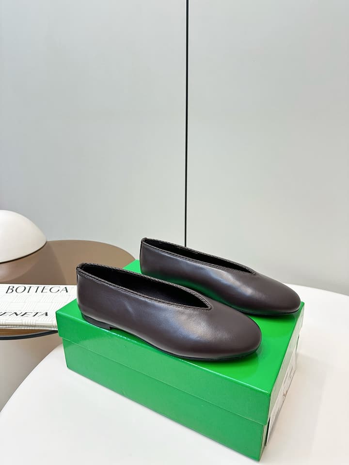 Bottega Veneta Woven Flats – 2025 Collection in Black