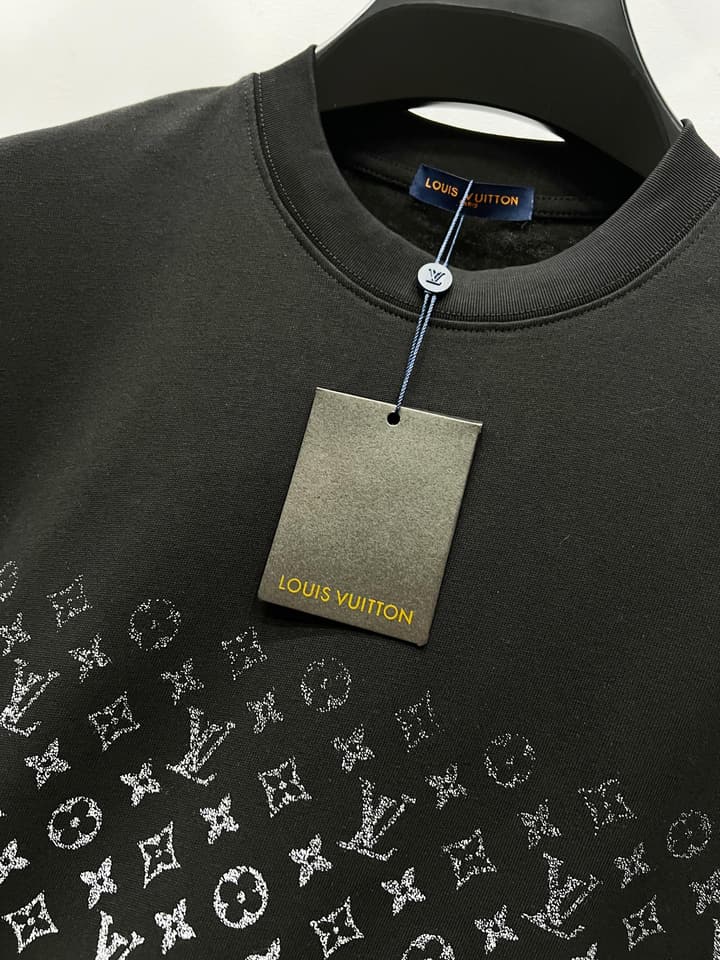 Louis Vuitton Gradient Monogram T-Shirt – 2025 Summer Collection in Black Bottom Gradient Monogram