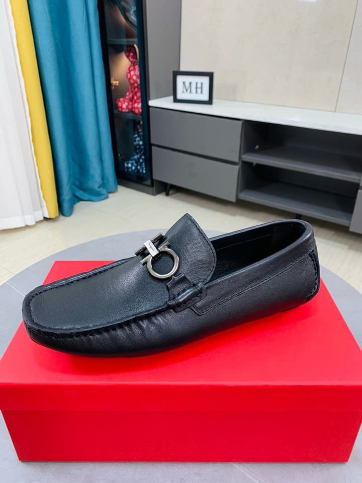 Ferragamo Pebbled Leather Driving Shoes in Black Leather, Black Lining