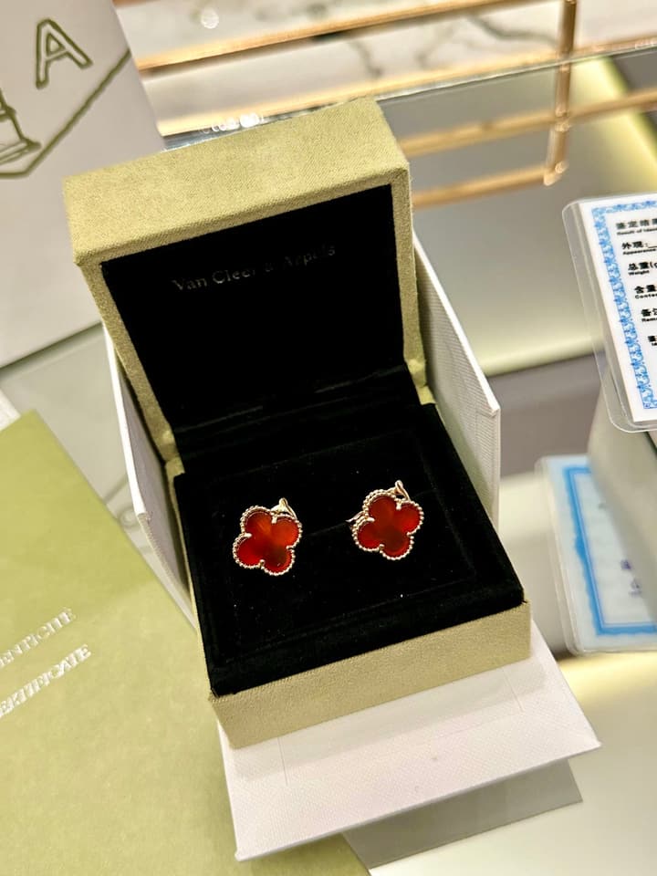 Van Cleef & Arpels Clover Earrings in Gold