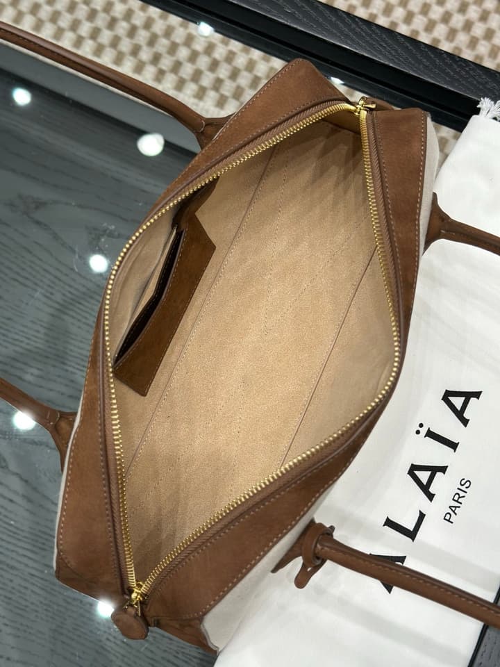 Alaïa Le Teckel Dachshund Bag in Cream And Black