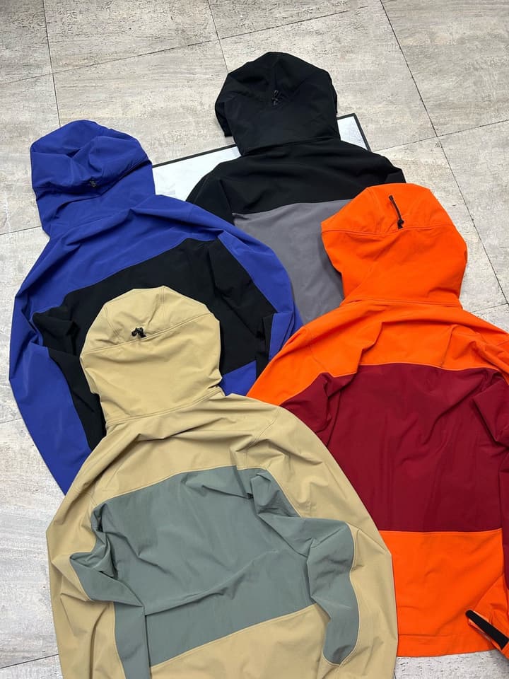 Arc'teryx SERRATUS Hoody Softshell Jacket in Black