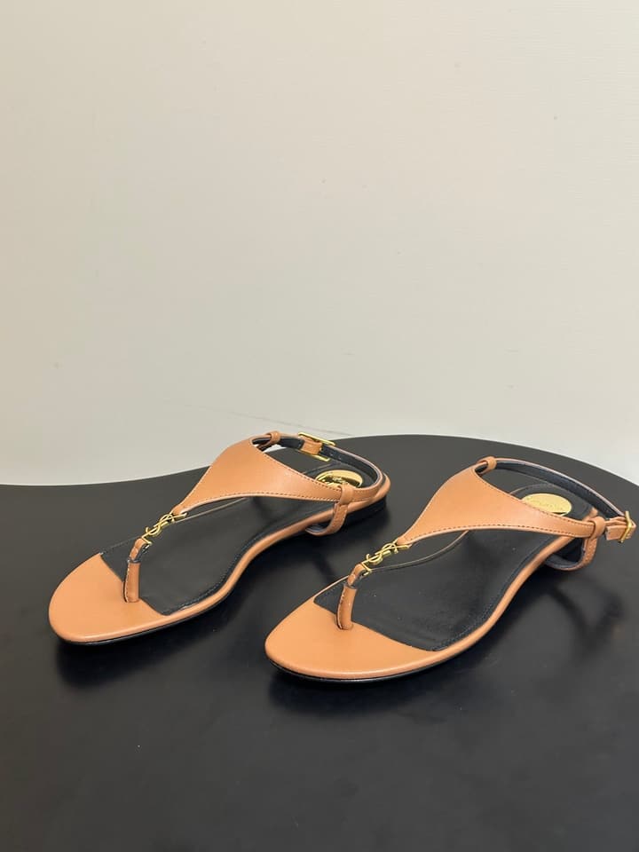 Saint Laurent Classic YSL Logo Flat Sandals – Spring/Summer Collection – 26S in Black