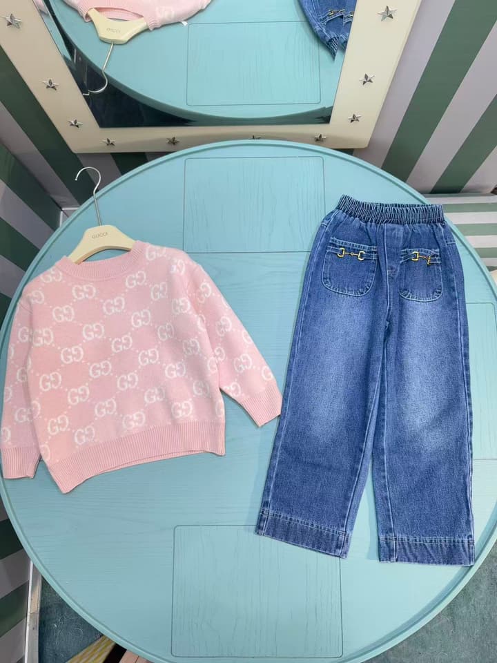 Gucci Kids Knit Sweater and Washed Denim Set – Spring/Summer Collection – 2025SS in Pink Sweater And Washed Blue Denim Set