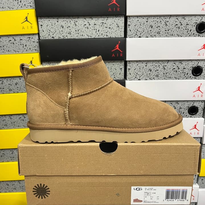 UGG Thick-Soled Low-Cut Fur-Lined Snow Boots in All Black Mini