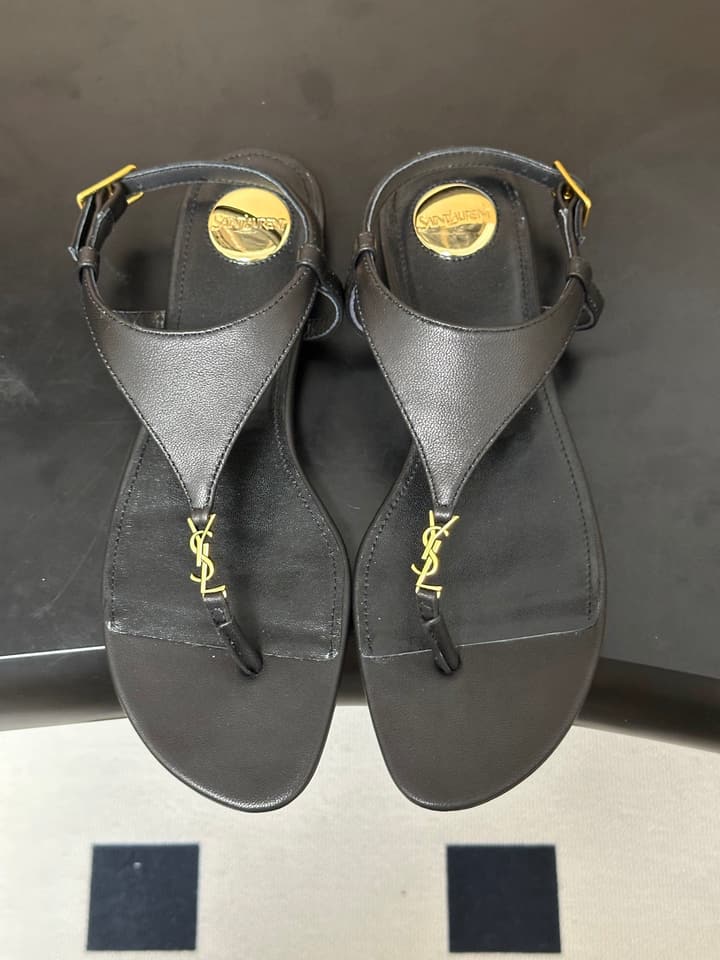 Saint Laurent Classic YSL Logo Flat Sandals – Spring/Summer Collection – 26S in Black