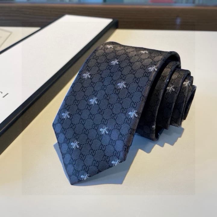 Gucci GG Bee Print Silk Jacquard Tie in Blue