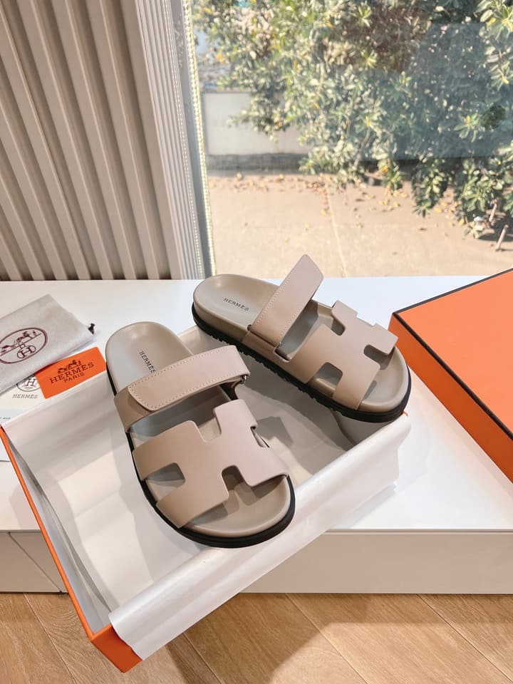 Hermès Pig Nose Thong Sandals – 2024 Spring/Summer Collection in Black