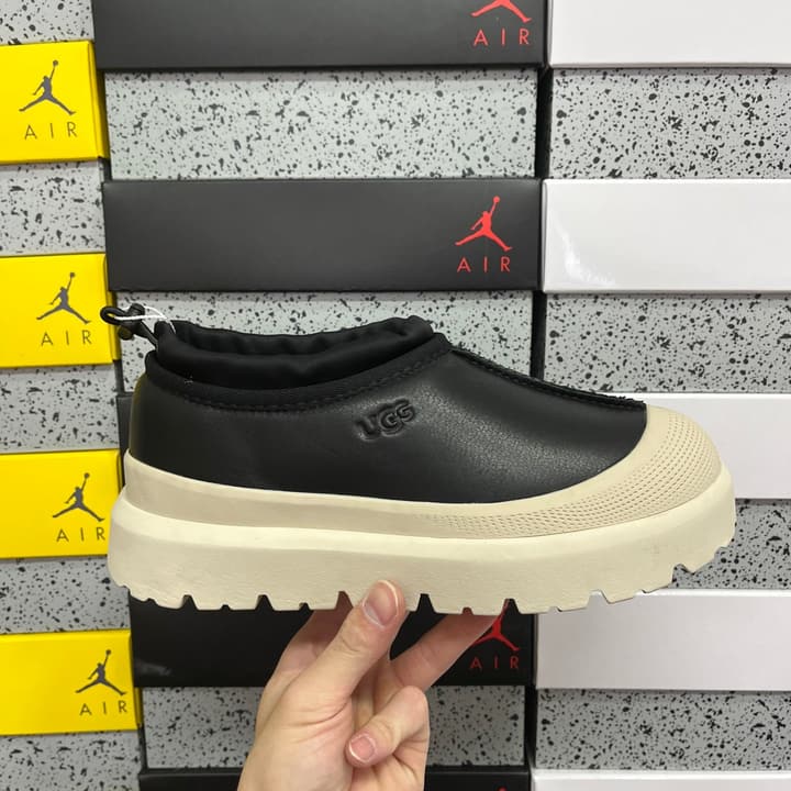 UGG Platform Low-Cut Snow Boots in Black Suede Slip-on