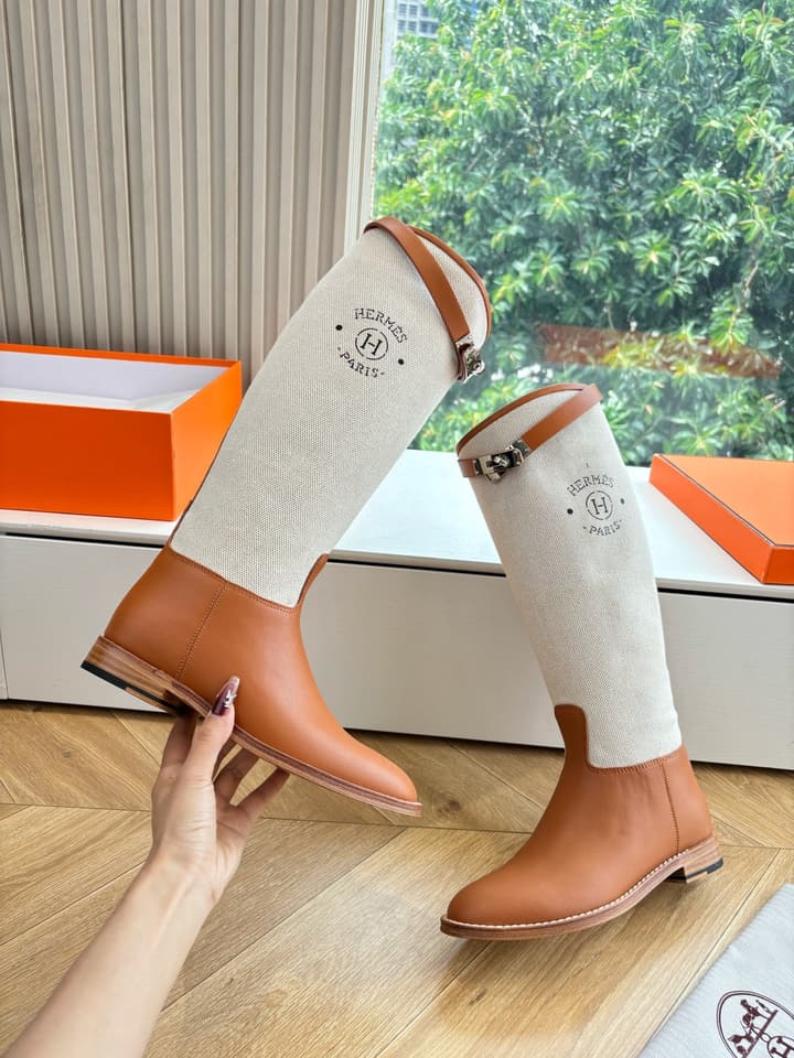 Hermès Classic Knee-High Boots – 2025 Autumn/Winter Collection in Two-tone Tan And Cream