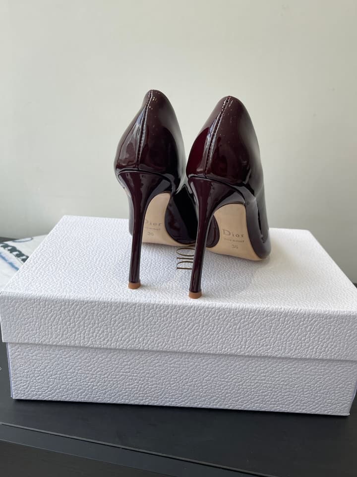Dior Pointed High-Heel Pumps – 25SS Spring/Summer Collection in Patent Burgundy