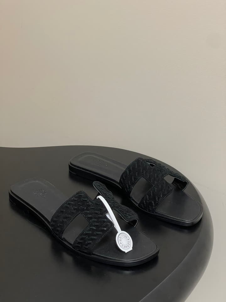 Hermès Oran Woven Suede Sandals – 2025 Collection in Black Leather