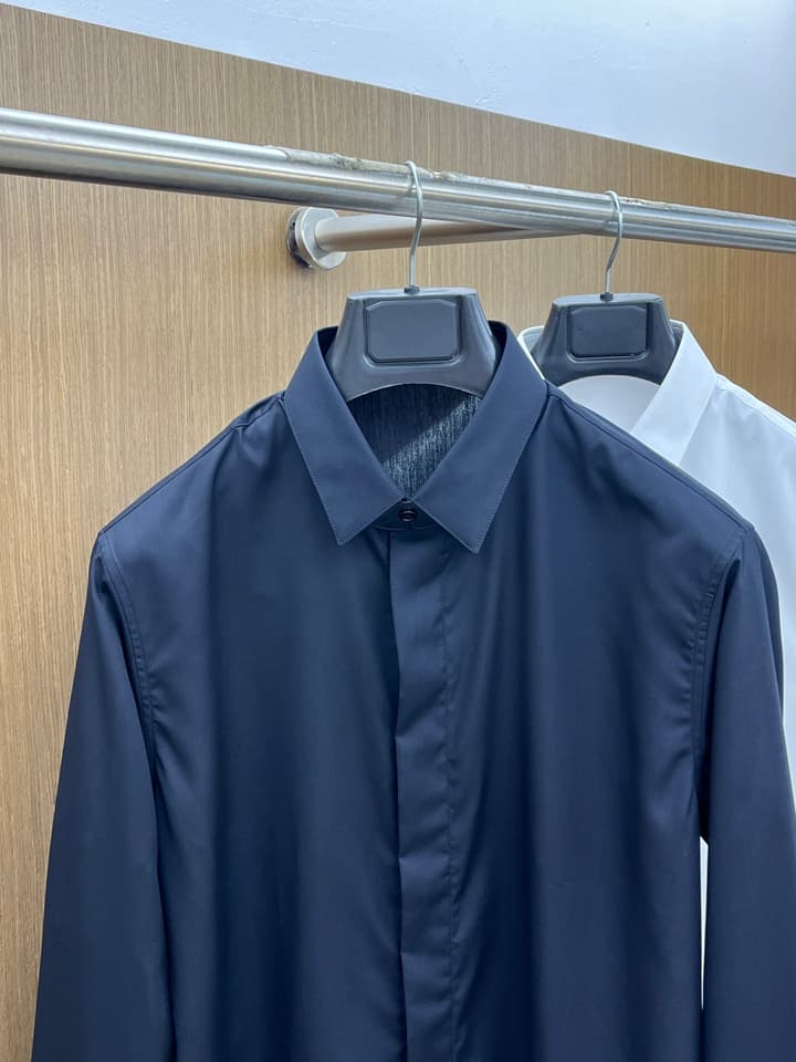 Dior Minimalist Long-Sleeve Cotton Shirt – Spring/Summer Collection