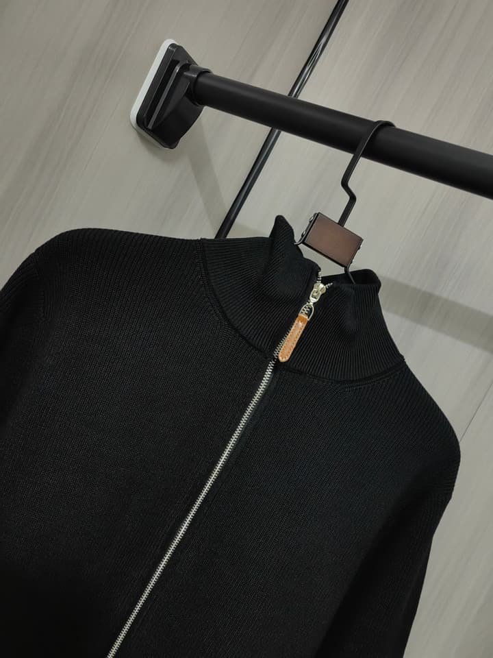 Hermès Unisex Wool-Blend Knit Cardigan – Autumn/Winter in Black With Orange H Pockets