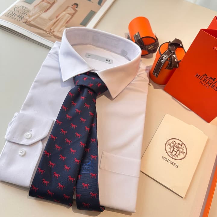 Hermès Animal Series Men's Silk Tie in Blue With Pink Pattern