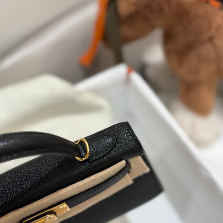 Hermès Mini Kelly 19 Bag in Black With Gold Hardware