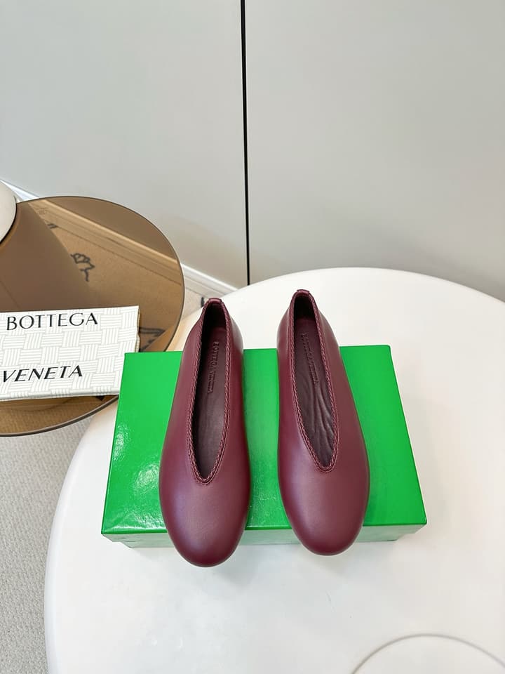 Bottega Veneta Woven Flats – 2025 Collection in Black