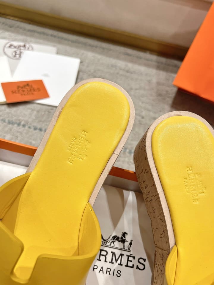 Hermès 2024 Spring/Summer Wedge Sandals – 2024 Spring/Summer Collection in White Leather