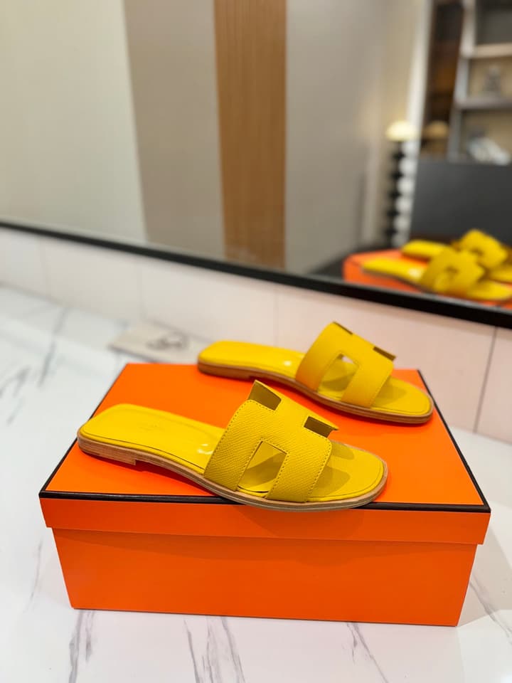Hermès Classic H Palm Grain Leather Sandals in Black