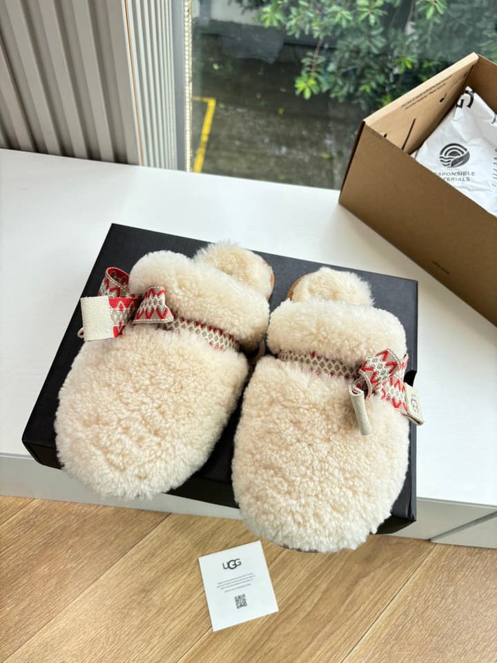 UGG Autumn/Winter Wool Slippers in Creamy White